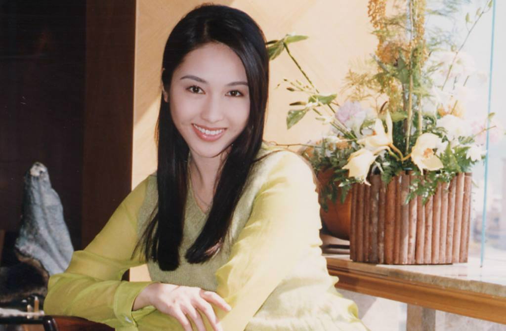 已經50歲了？女星無懼「真面目示人」絕美素顏出鏡　被富商尪寵愛13年「笑得像少女」