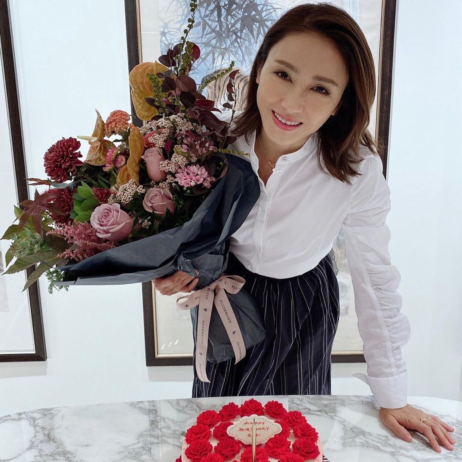 已經50歲了？女星無懼「真面目示人」絕美素顏出鏡　被富商尪寵愛13年「笑得像少女」
