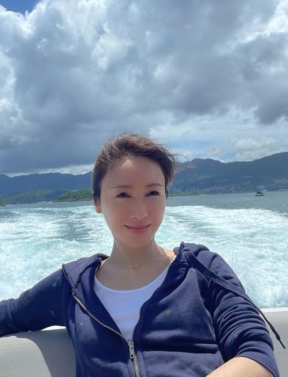 已經50歲了？女星無懼「真面目示人」絕美素顏出鏡　被富商尪寵愛13年「笑得像少女」