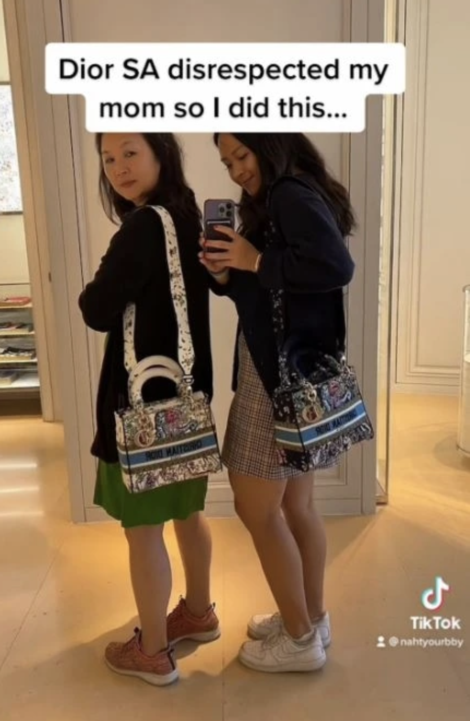媽媽買名牌包「穿太樸素被櫃姐當空氣」呆站10分鐘！女兒隔天「帶她回店家超狂報復」掀網友熱議