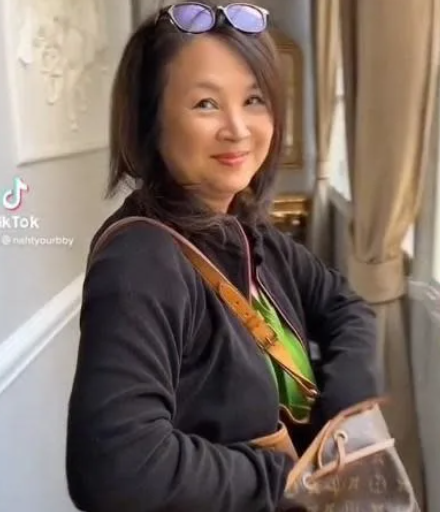 媽媽買名牌包「穿太樸素被櫃姐當空氣」呆站10分鐘！女兒隔天「帶她回店家超狂報復」掀網友熱議