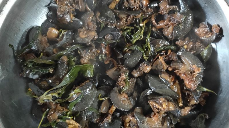 只有雨天限定！她公開83歲阿嬤料理「端出神祕黑色不明物」　老饕一看大喊「快炒店必點」：阿嬤超內行