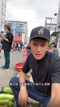 失業回老家！37歲男星「擺地攤賣菜」被笑太落魄　親曝近況「高EQ回應」網讚翻