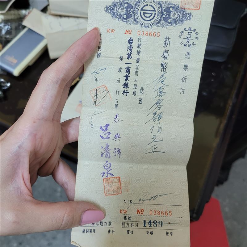 還有缺孫子嗎！整理阿公家意外「翻出64年前老支票」　網友驚呆「幫換算超狂金額」：當年可以買房子