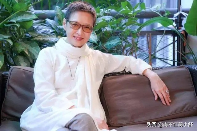 老了勝在優雅！69歲胡因夢「穿搭有3要」配色是關鍵　不刻意追求凍齡「同框林青霞」也照美