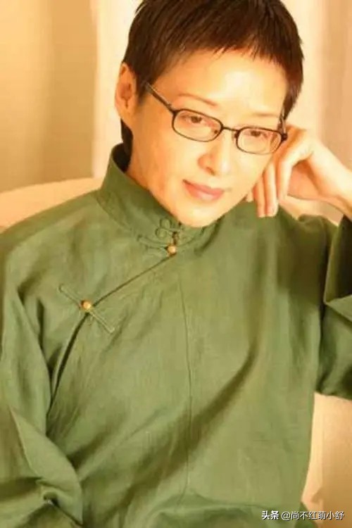 老了勝在優雅！69歲胡因夢「穿搭有3要」配色是關鍵　不刻意追求凍齡「同框林青霞」也照美