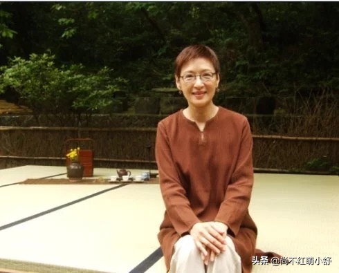 老了勝在優雅！69歲胡因夢「穿搭有3要」配色是關鍵　不刻意追求凍齡「同框林青霞」也照美