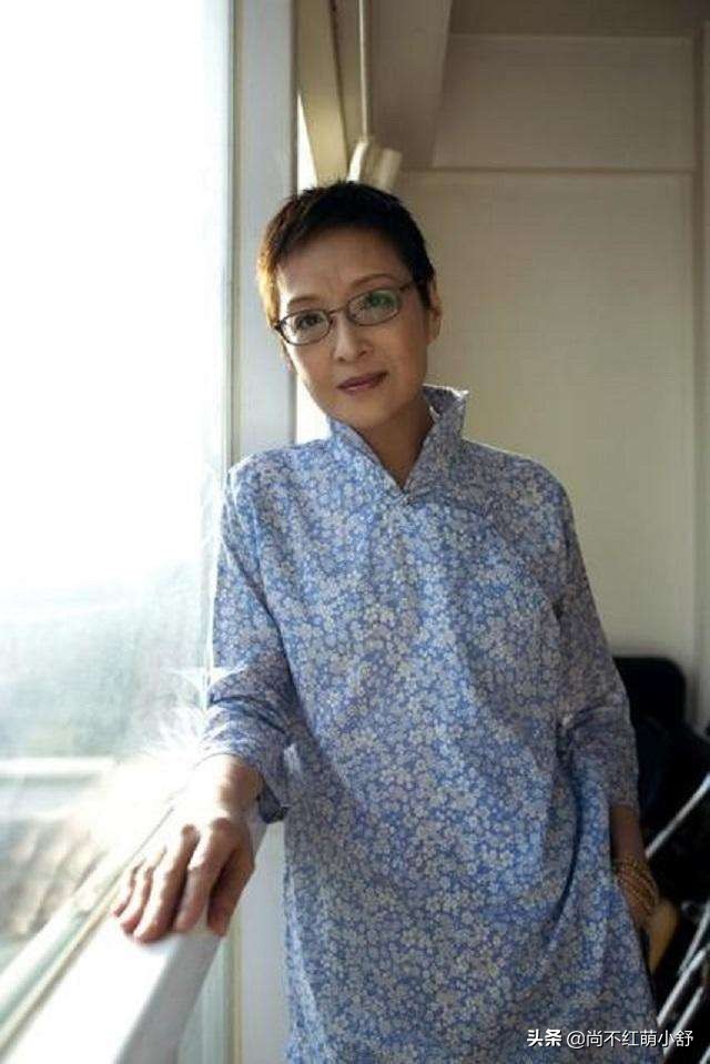 老了勝在優雅！69歲胡因夢「穿搭有3要」配色是關鍵　不刻意追求凍齡「同框林青霞」也照美