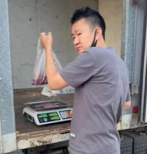 演活苦命小人物！42歲國民男星「鬧區擺攤賣水果」沒人認出　沒戲拍「連貨車都自己開」近況曝光