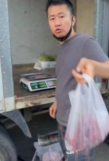 演活苦命小人物！42歲國民男星「鬧區擺攤賣水果」沒人認出　沒戲拍「連貨車都自己開」近況曝光