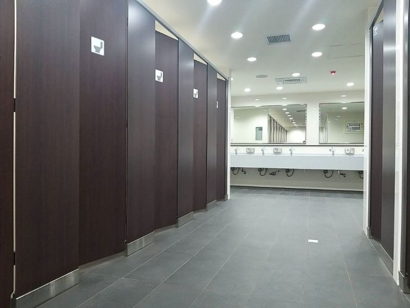 男子廁所前焦急踱步！她教「路人的女兒」用衛生棉　熱心舉動感動網：看哭了