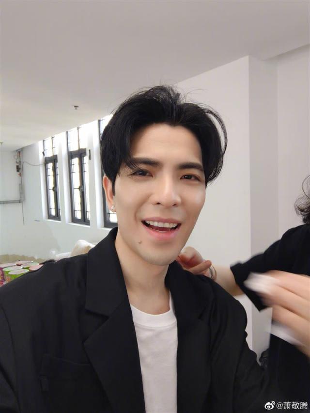 歌王定居成都！35歲台灣男星嗨喊「這邊很自由開心」曝買房計畫　陸網卻崩潰喊：「拜託別來啊」