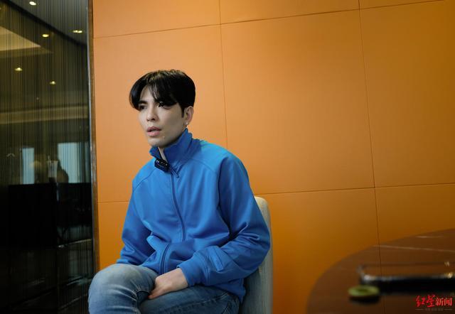 歌王定居成都！35歲台灣男星嗨喊「這邊很自由開心」曝買房計畫　陸網卻崩潰喊：「拜託別來啊」