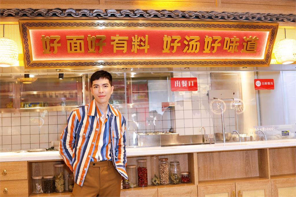 歌王定居成都！35歲台灣男星嗨喊「這邊很自由開心」曝買房計畫　陸網卻崩潰喊：「拜託別來啊」