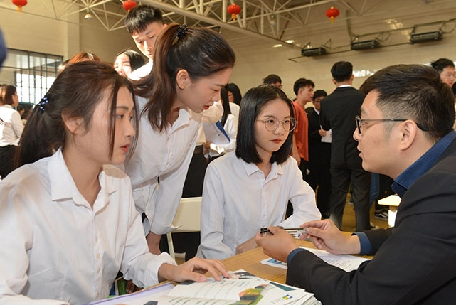 大學生面試被問：「什麼東西左手能拿右手不能？」　女生「回答2個字」被當場錄取：太機智了