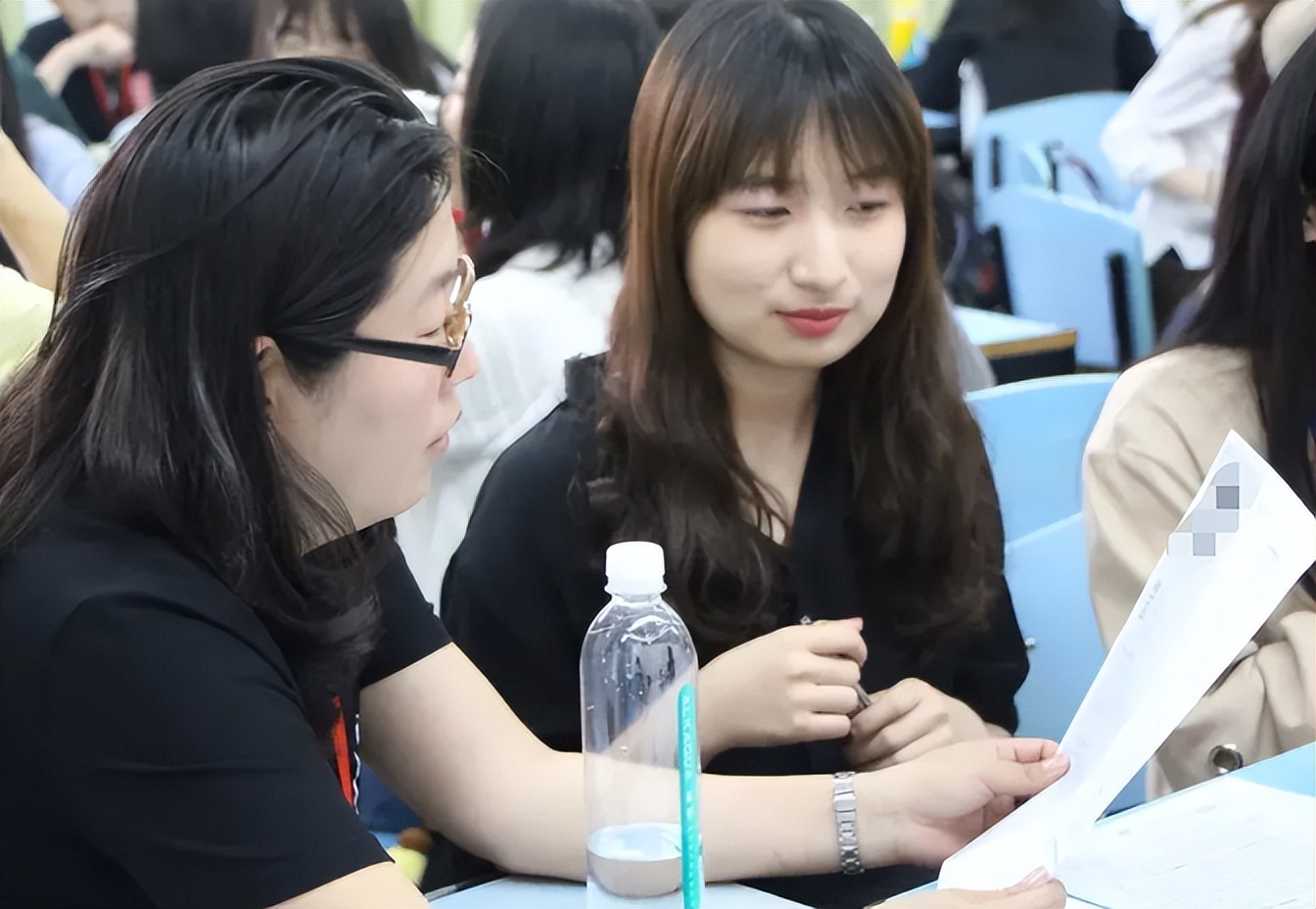 大學生面試被問：「什麼東西左手能拿右手不能？」　女生「回答2個字」被當場錄取：太機智了