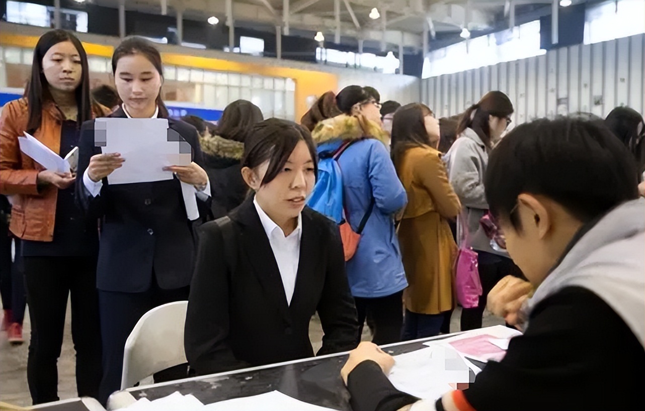 大學生面試被問：「什麼東西左手能拿右手不能？」　女生「回答2個字」被當場錄取：太機智了