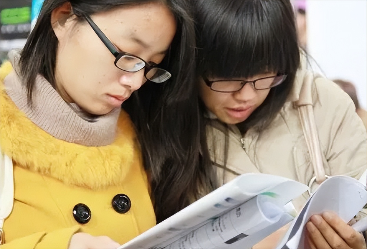 大學生面試被問：「什麼東西左手能拿右手不能？」　女生「回答2個字」被當場錄取：太機智了