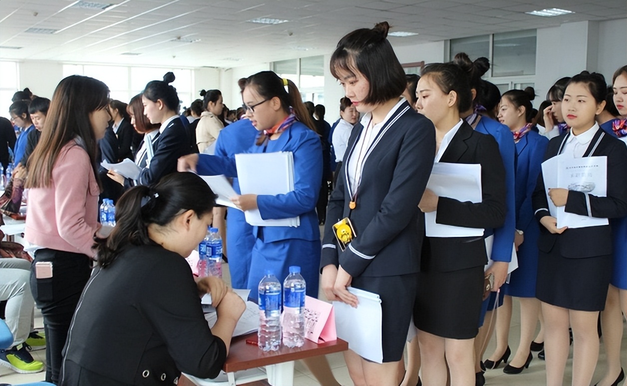 大學生面試被問：「什麼東西左手能拿右手不能？」　女生「回答2個字」被當場錄取：太機智了