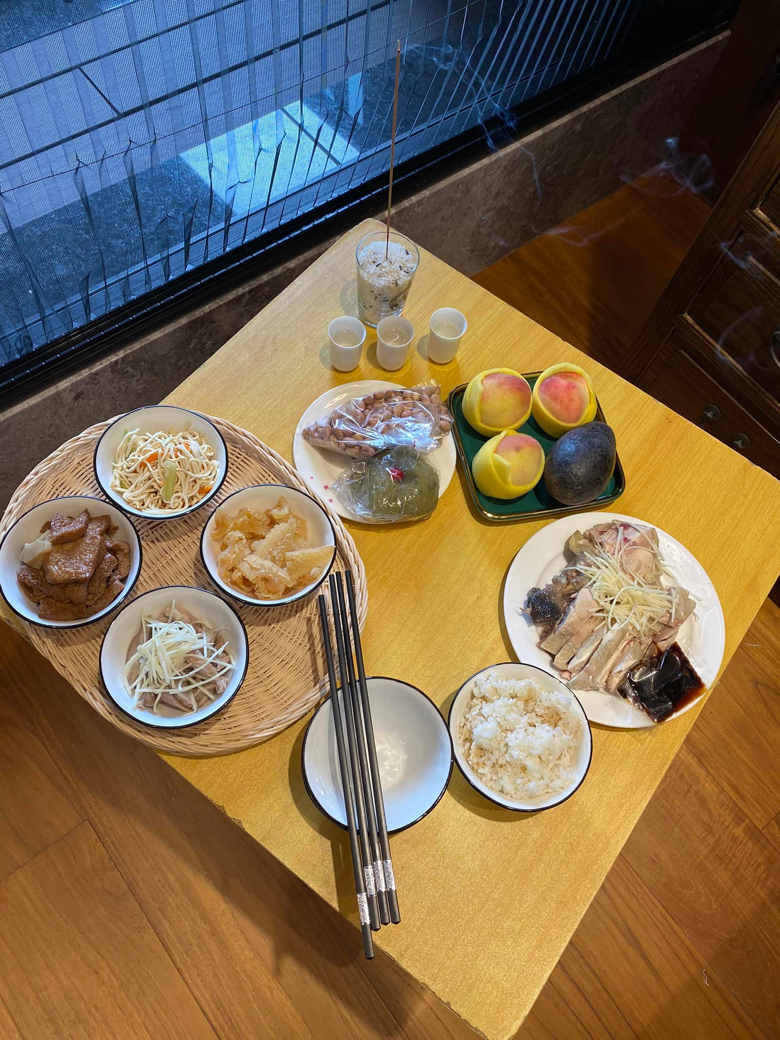 拜錯16年！郁方拜拜「觸1禁忌」被網友糾正要小心　隔1個月「再PO佛堂祭拜照」被讚好媳婦