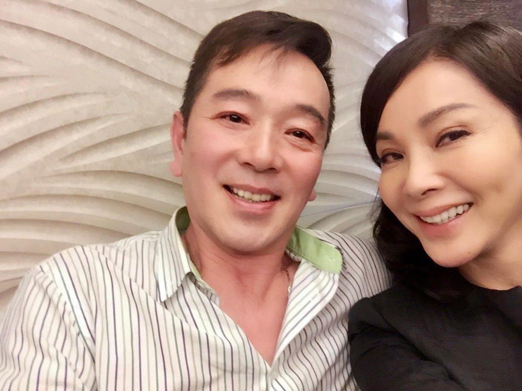 曾帶貨被罵哭！張晨光突低調返台「蒼老消瘦近況曝」　甜擁大咖老友網喊「螢幕情侶終合體」