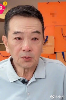 曾帶貨被罵哭！張晨光突低調返台「蒼老消瘦近況曝」　甜擁大咖老友網喊「螢幕情侶終合體」