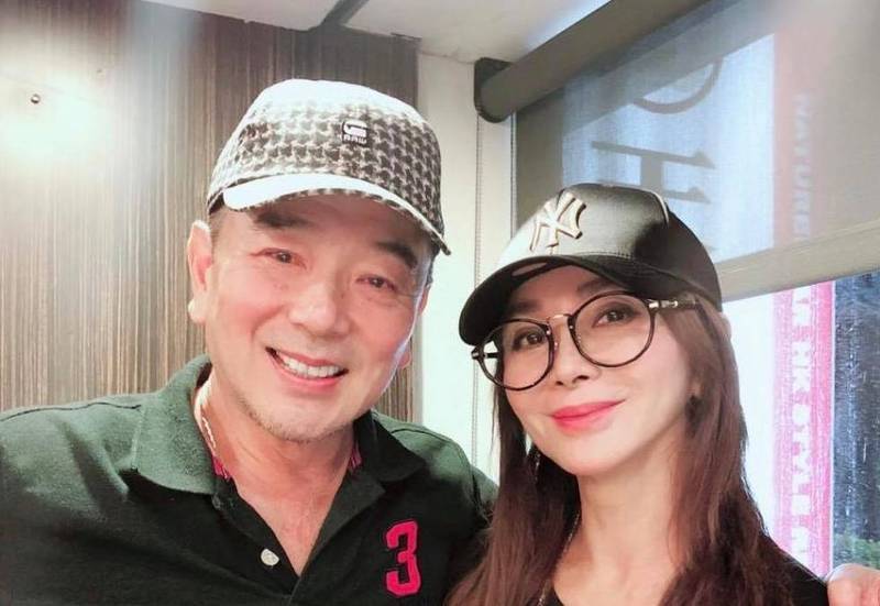 曾帶貨被罵哭！張晨光突低調返台「蒼老消瘦近況曝」　甜擁大咖老友網喊「螢幕情侶終合體」