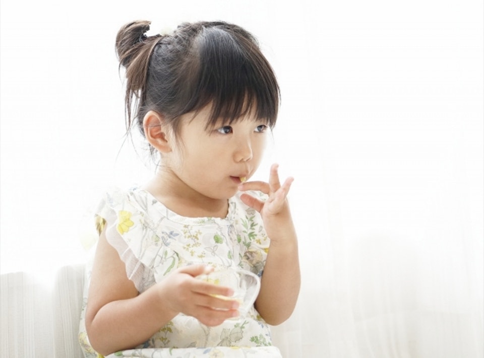 貪吃引中毒！8歲小女童狂吃荔枝「險丟了小命」　醫曝原因「不能超過5顆」