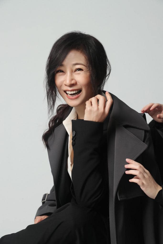 默默57歲了！方文琳「同框2校花級女兒」顏值不輸年輕人　「興致勃勃嘗試」立刻上手：身材根本20歲