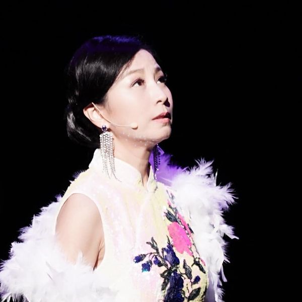 默默57歲了！方文琳「同框2校花級女兒」顏值不輸年輕人　「興致勃勃嘗試」立刻上手：身材根本20歲