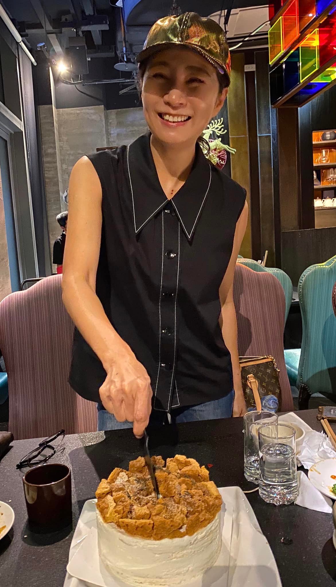 默默57歲了！方文琳「同框2校花級女兒」顏值不輸年輕人　「興致勃勃嘗試」立刻上手：身材根本20歲