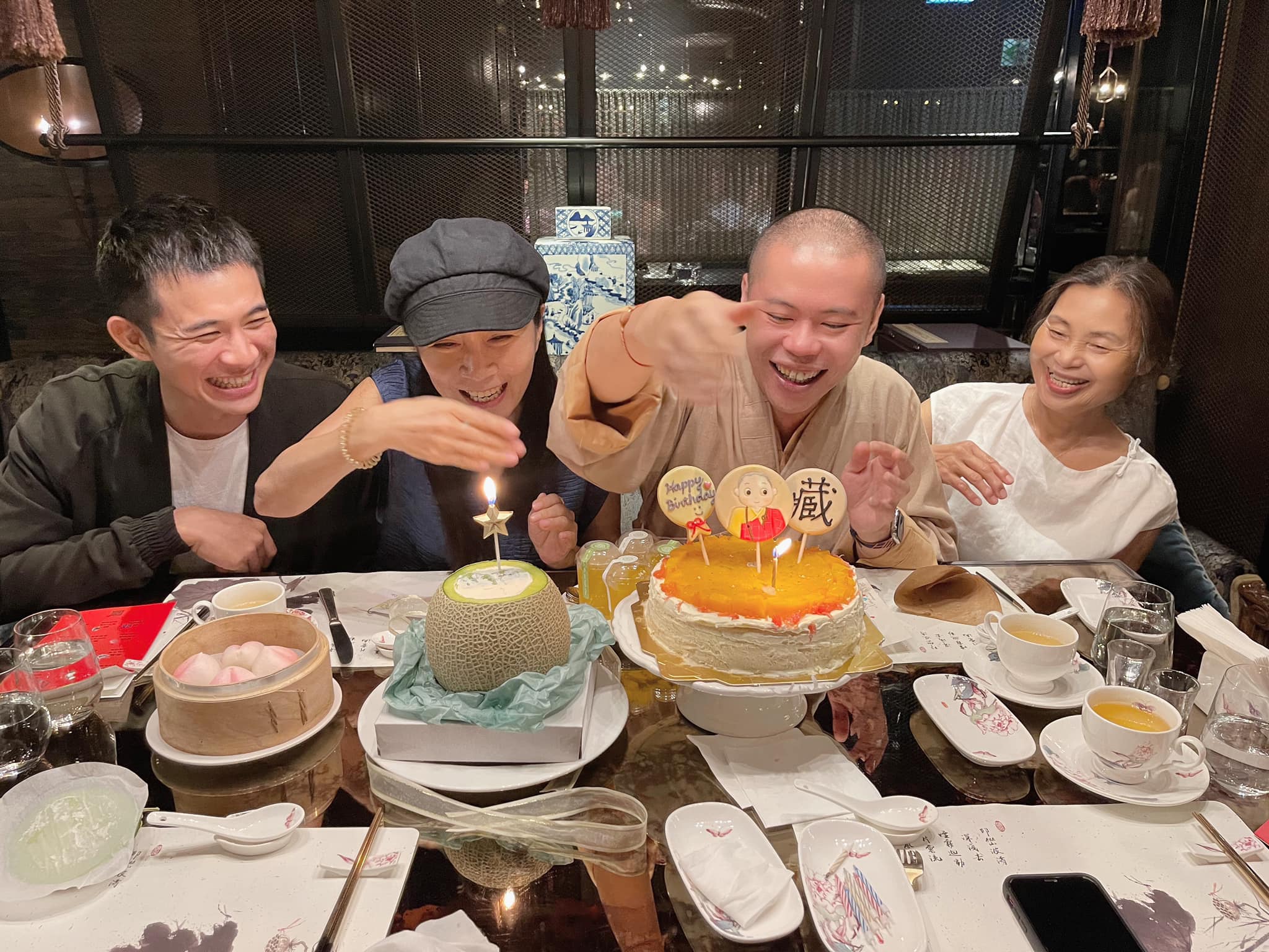 默默57歲了！方文琳「同框2校花級女兒」顏值不輸年輕人　「興致勃勃嘗試」立刻上手：身材根本20歲