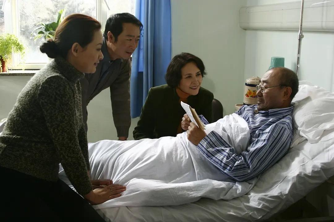 爸爸臥病在床！四兄弟姊妹病榻前「為誰分得多爭吵」　「老父最終含淚過世」律師嘆：銅臭味掩飾親情