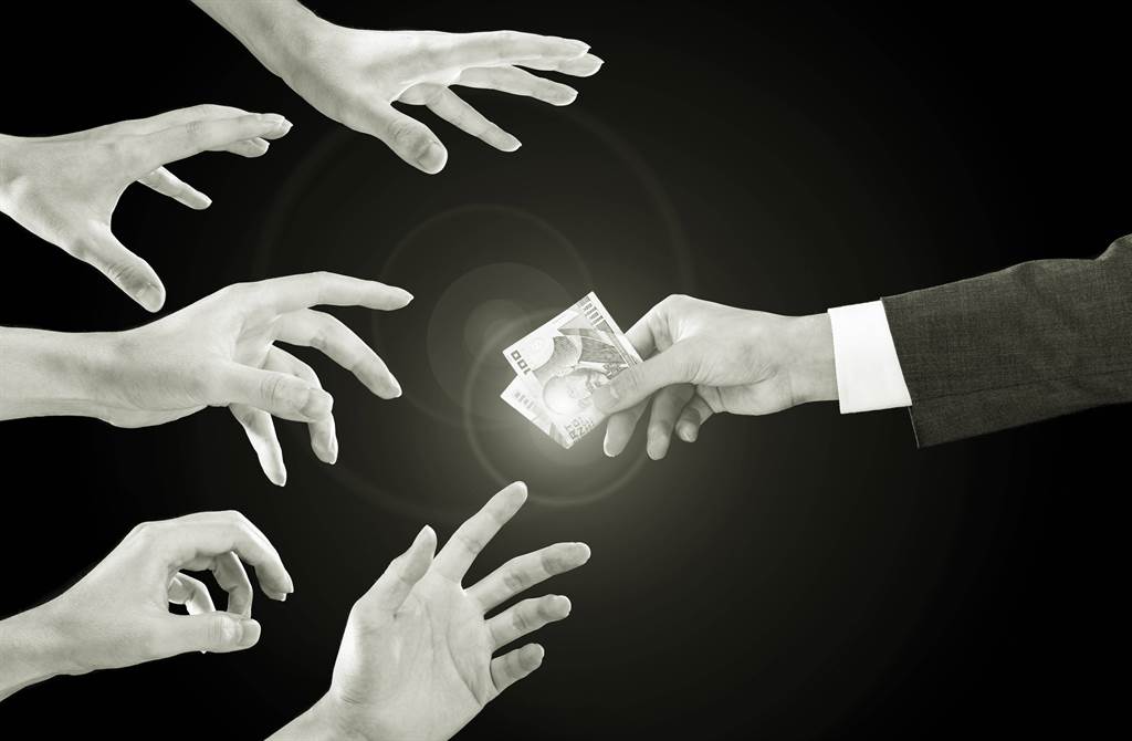 爸爸臥病在床！四兄弟姊妹病榻前「為誰分得多爭吵」　「老父最終含淚過世」律師嘆：銅臭味掩飾親情