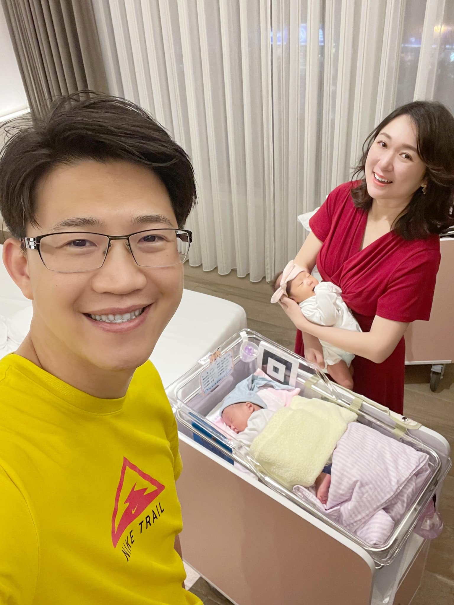 龍鳳胎首亮相！美女主播「辭職生娃笑喊值得」賺到無價人生　忙餵奶換尿布「此生最棒的選擇」