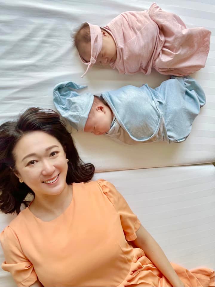 龍鳳胎首亮相！美女主播「辭職生娃笑喊值得」賺到無價人生　忙餵奶換尿布「此生最棒的選擇」
