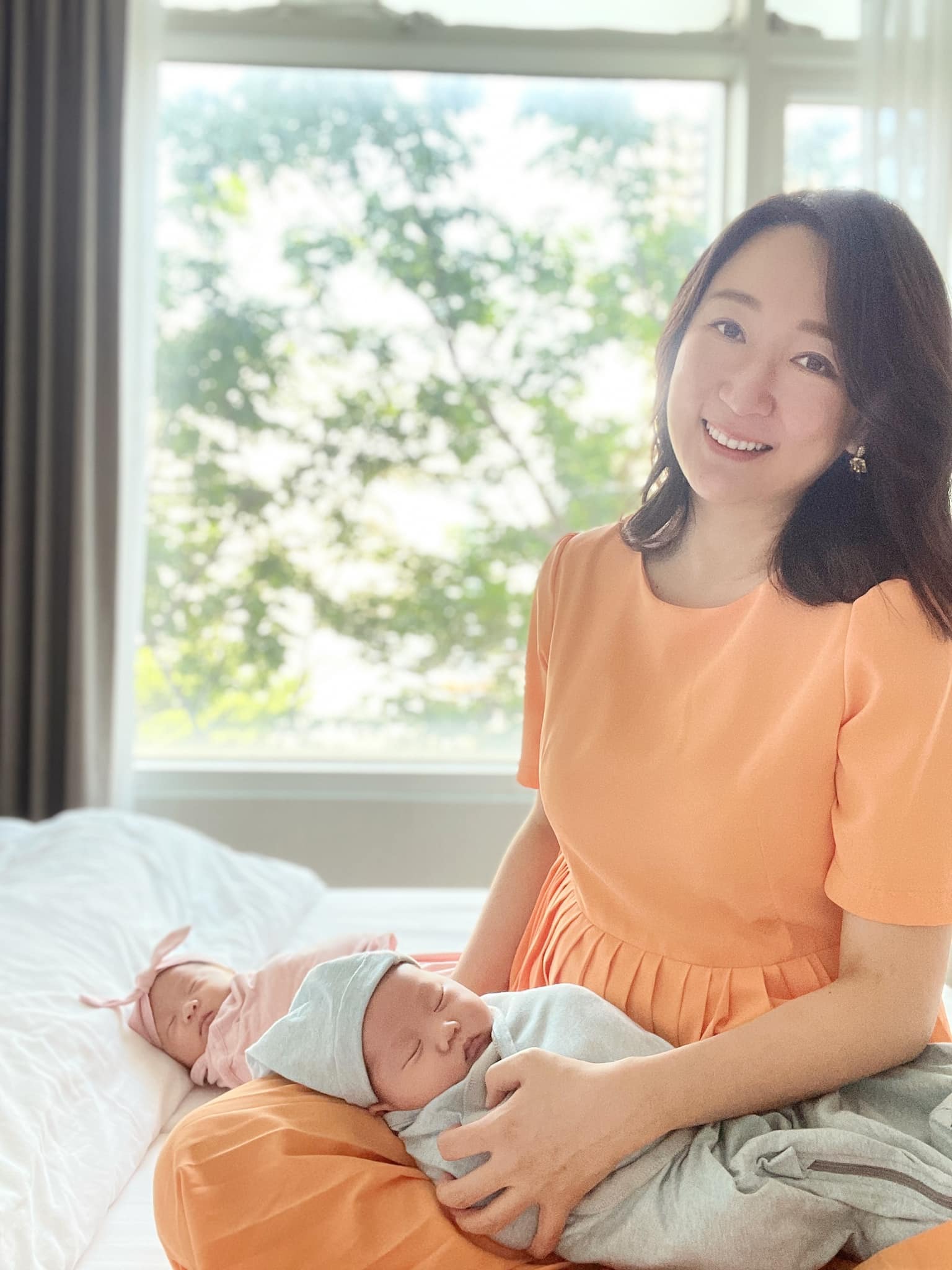 龍鳳胎首亮相！美女主播「辭職生娃笑喊值得」賺到無價人生　忙餵奶換尿布「此生最棒的選擇」