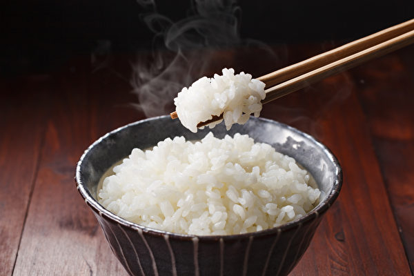 不需用量杯！他曝阿公祖傳「煮飯加水秘訣」一隻手掌就搞定　網讚：先人的智慧