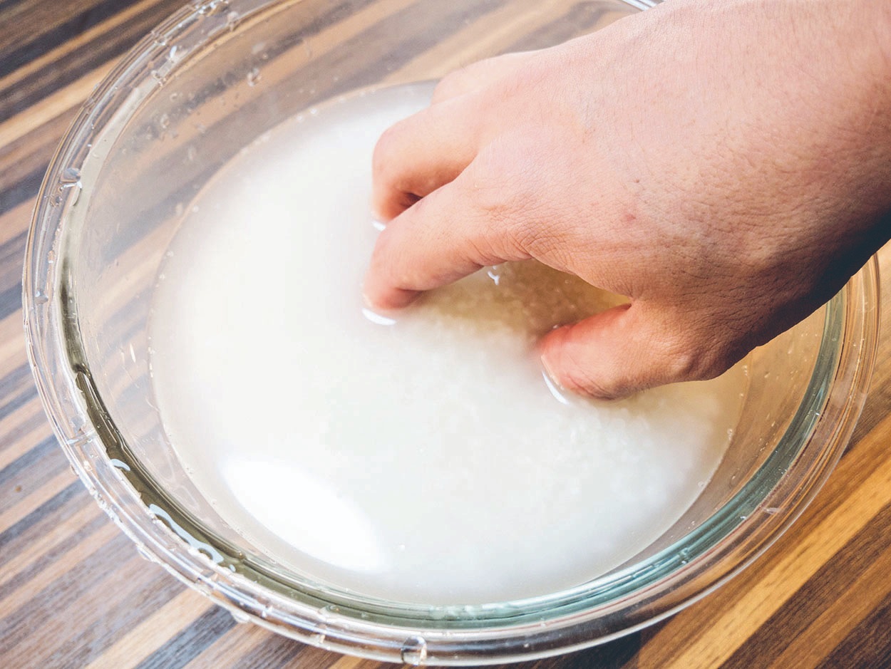 不需用量杯！他曝阿公祖傳「煮飯加水秘訣」一隻手掌就搞定　網讚：先人的智慧