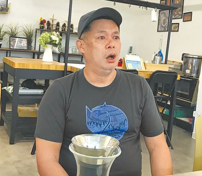 曾月收30萬！55歲男星欠千萬債「力拼直播償還」　「媽媽中風又失智」哽咽：幸好忘了兒子