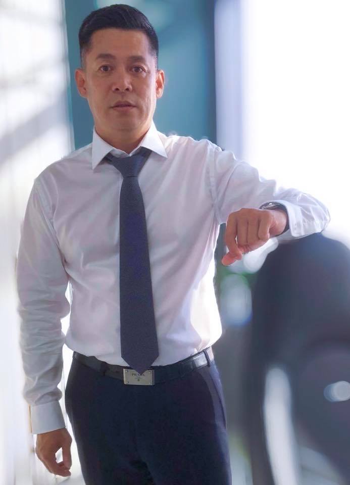 曾月收30萬！55歲男星欠千萬債「力拼直播償還」　「媽媽中風又失智」哽咽：幸好忘了兒子