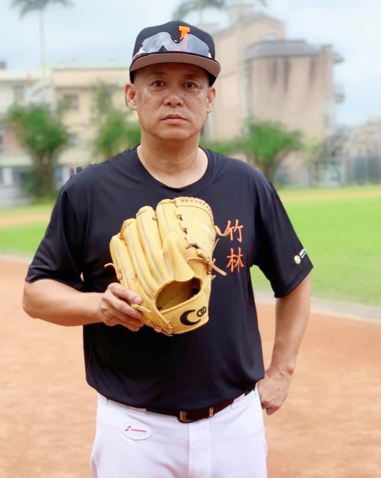 曾月收30萬！55歲男星欠千萬債「力拼直播償還」　「媽媽中風又失智」哽咽：幸好忘了兒子