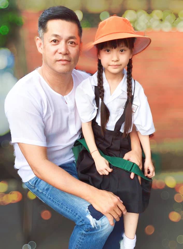 曾月收30萬！55歲男星欠千萬債「力拼直播償還」　「媽媽中風又失智」哽咽：幸好忘了兒子