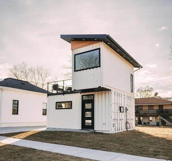 貨櫃屋變天堂!疊兩個「變成純白夢幻小美宅」 走進室內太驚艷「美如五星飯店裝潢」浴室也超豪華