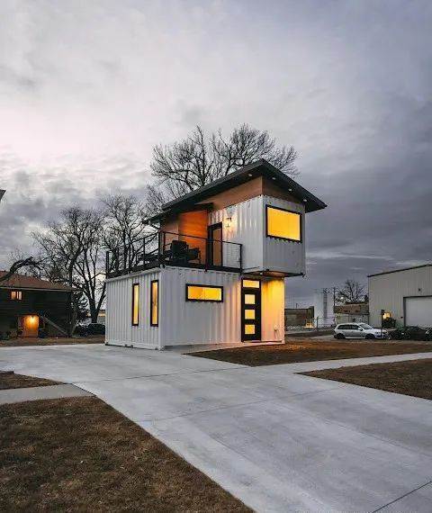 貨櫃屋變天堂!疊兩個「變成純白夢幻小美宅」 走進室內太驚艷「美如五星飯店裝潢」浴室也超豪華