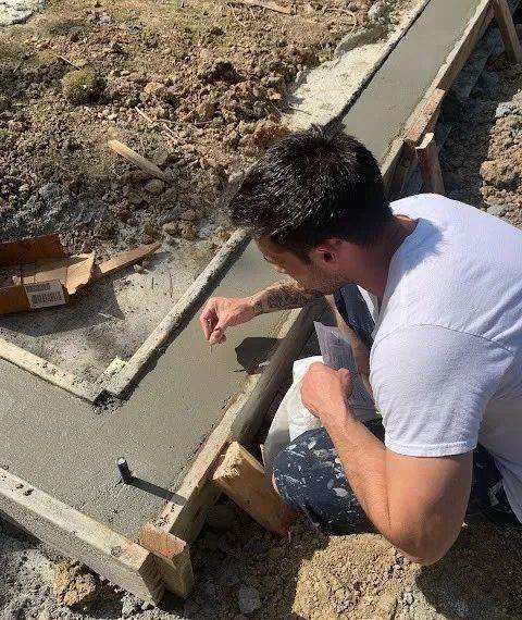 貨櫃屋變天堂!疊兩個「變成純白夢幻小美宅」 走進室內太驚艷「美如五星飯店裝潢」浴室也超豪華