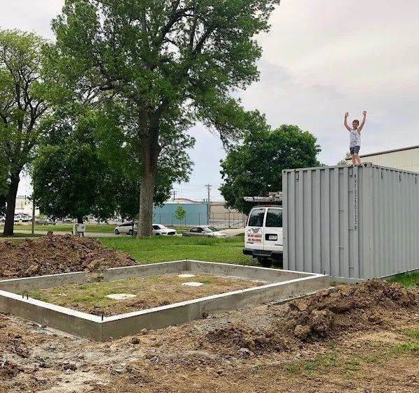 貨櫃屋變天堂!疊兩個「變成純白夢幻小美宅」 走進室內太驚艷「美如五星飯店裝潢」浴室也超豪華