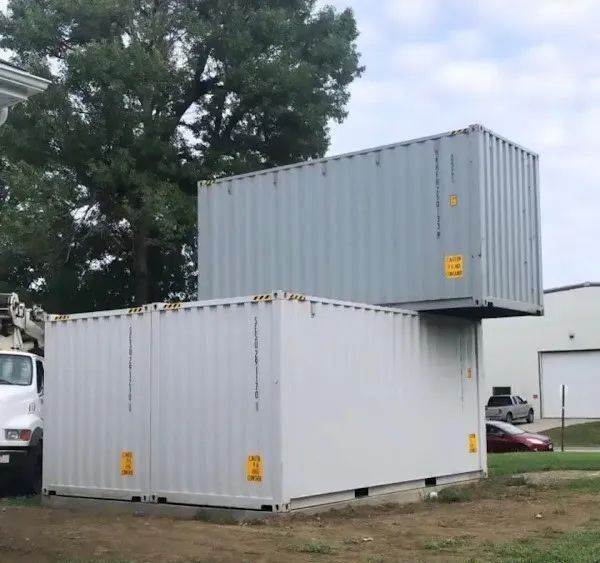 貨櫃屋變天堂!疊兩個「變成純白夢幻小美宅」 走進室內太驚艷「美如五星飯店裝潢」浴室也超豪華