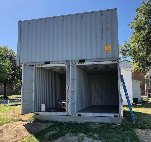 貨櫃屋變天堂!疊兩個「變成純白夢幻小美宅」 走進室內太驚艷「美如五星飯店裝潢」浴室也超豪華