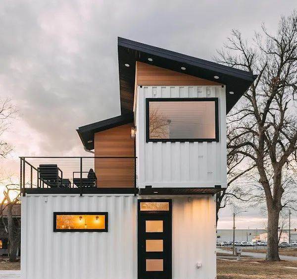 貨櫃屋變天堂!疊兩個「變成純白夢幻小美宅」 走進室內太驚艷「美如五星飯店裝潢」浴室也超豪華